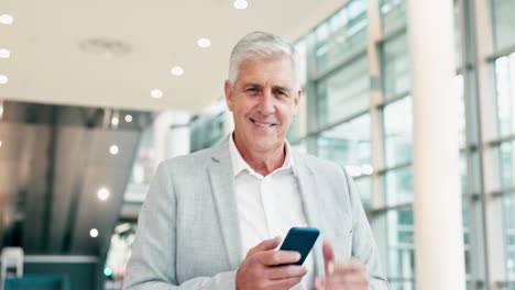 Chef,-Gesicht-Eines-Mannes-Und-Gehen-Mit-Telefon