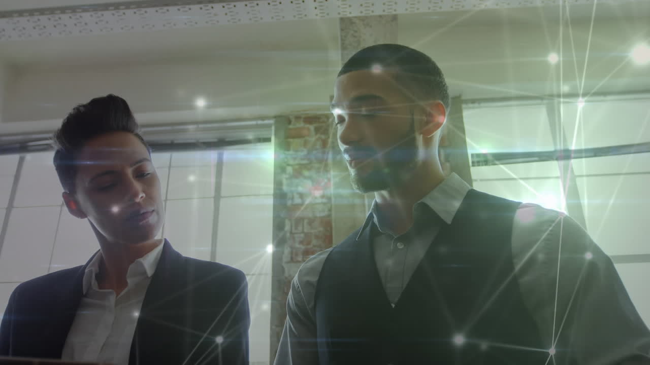 animación de la red de conexiones entre diversas personas de negocios en la oficina