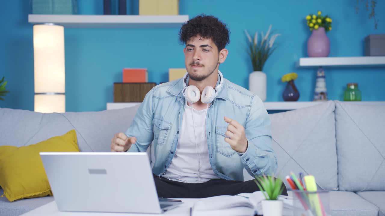 신경 ⁇ 약을  ⁇ 고 있는 젊은이