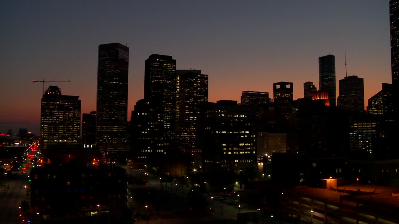 percorra o horizonte de houston ao anoitecer