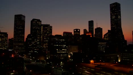 Schwenken-Sie-In-Der-Abenddämmerung-über-Die-Skyline-Von-Houstonhou