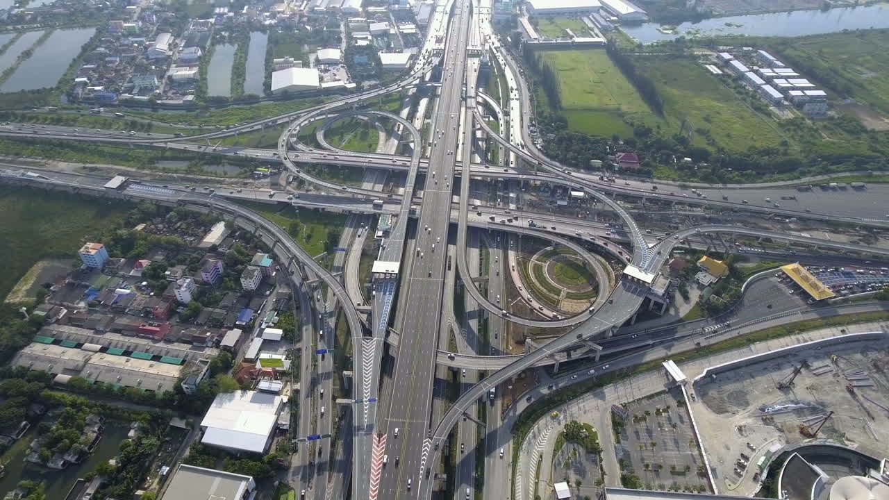 vista aérea del cruce de carreteras con tráfico urbano ocupado que acelera en la carretera