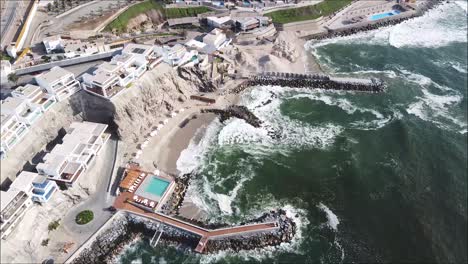 Drohnenaufnahme-Eines-Privatstrandes-Mit-Swimmingpool-In-Peru