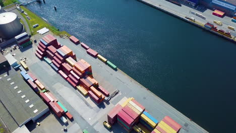 Vista-Aérea-De-Camiones-De-Carga-Y-Contenedores-En-El-Puerto-De-Kalihafen