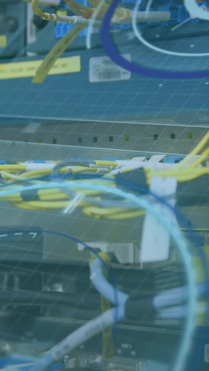 Animazione di interfaccia digitale su sala server.