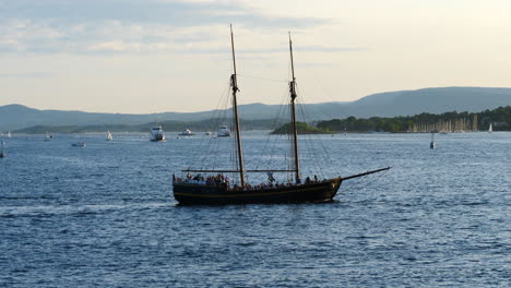 Segelboot-Mit-Touristen,-Die-In-Den-Osloer-Fjorden-Kreuzen---Goldene-Stunde