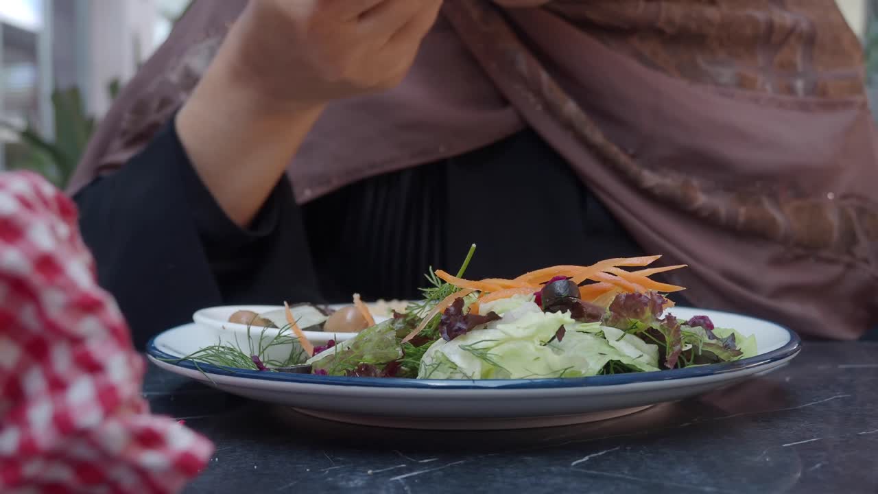 러드를 먹는 여자