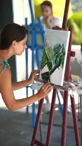 mujer pintando un paisaje en progreso