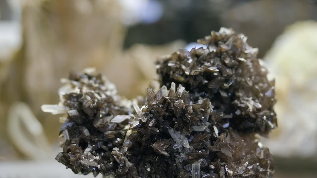 어두운 광물 결정 군집의 클로즈업