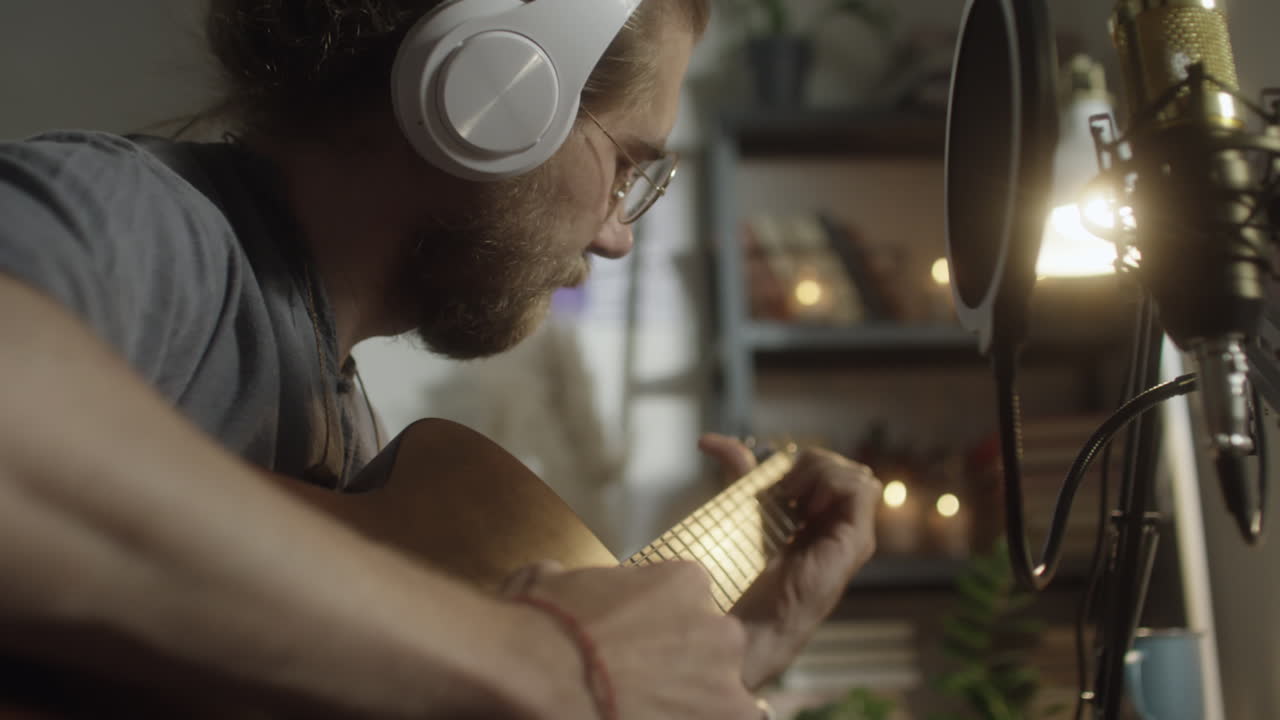 가정 녹음 스튜디오 에서 기타 를 연주 하는 남자