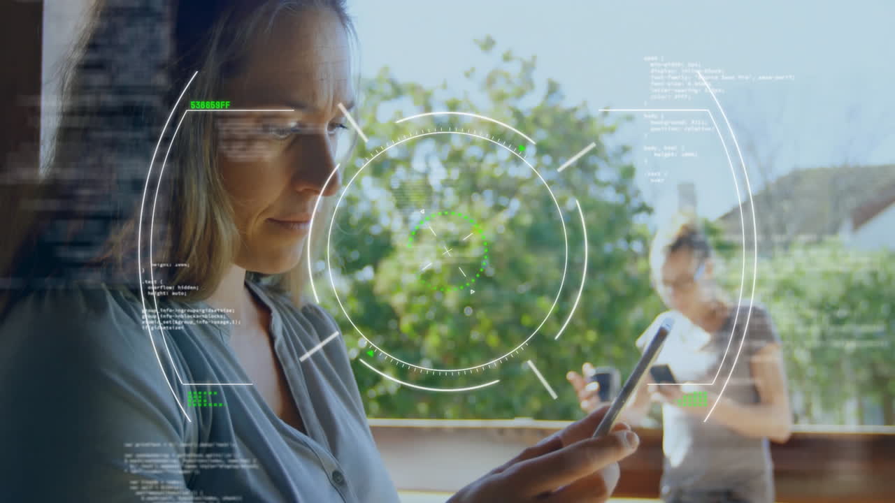 usando un teléfono inteligente, mujer con animación de procesamiento de datos sobre el fondo al aire libre