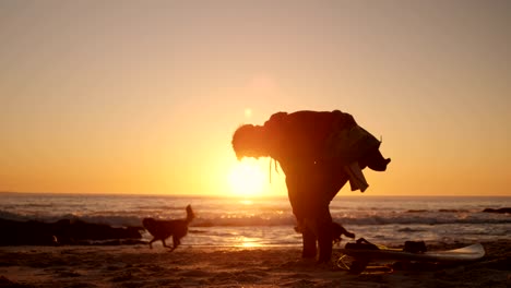 hombre con traje de neopreno en la playa 4k
