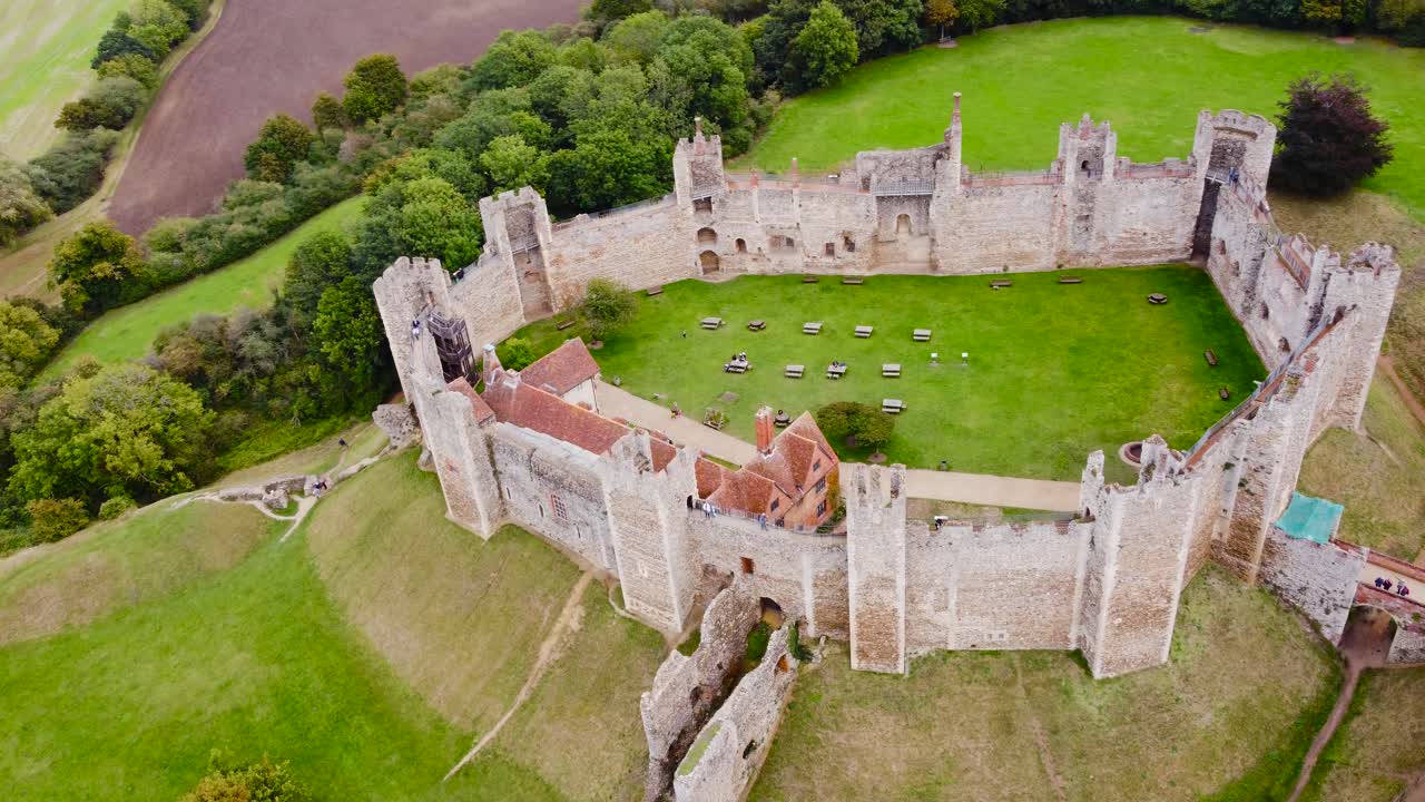 antena: castillo de framlingham con tierra verde en suffolk, inglaterra - top shot de seguimiento de drones