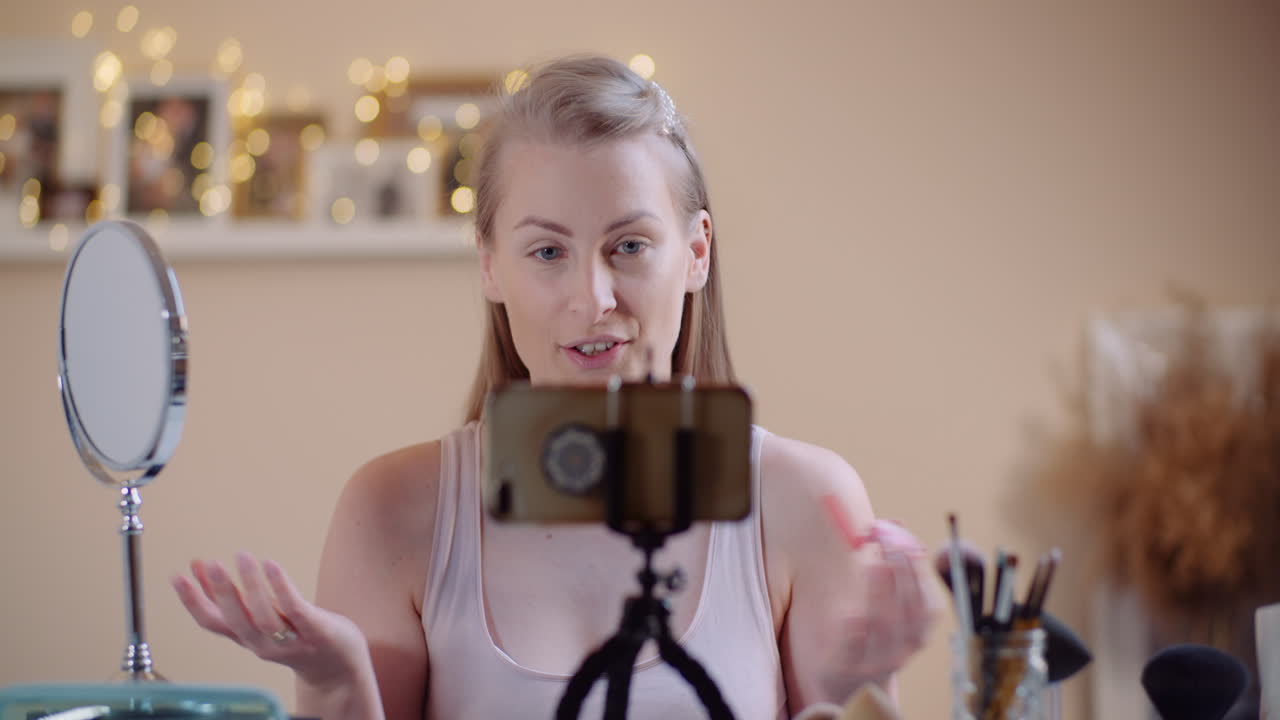 maquilladora femenina que ejecuta un curso de maquillaje en línea que se transmite en las redes sociales 3