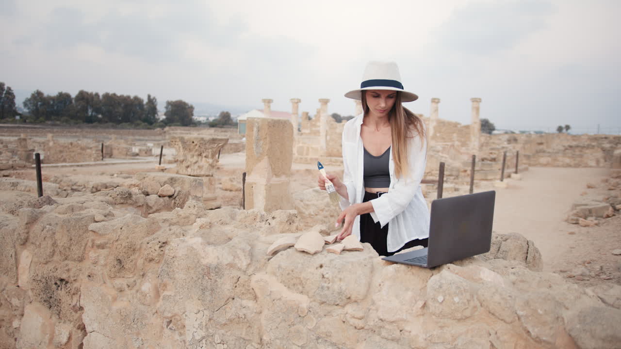 arqueólogo que trabaja en ruinas antiguas