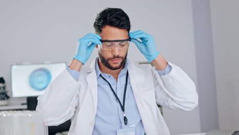 cansado, aburrido y ocupado científico escribiendo investigación