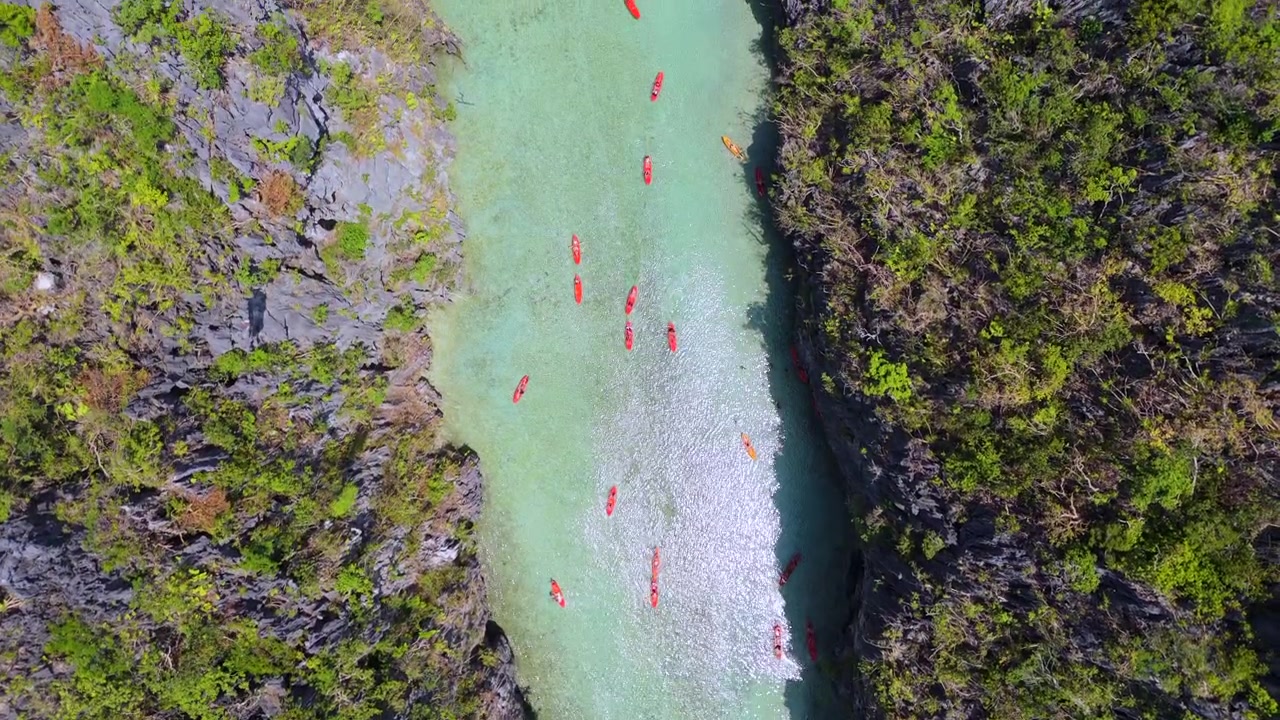 Vista aerea con drone di kayak che si muovono nelle acque basse di El Nido