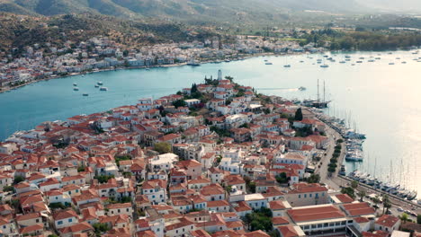 Insel-Poros-An-Einem-Sommertag-In-Griechenland---Drohnenaufnahme-Aus-Der-Luft