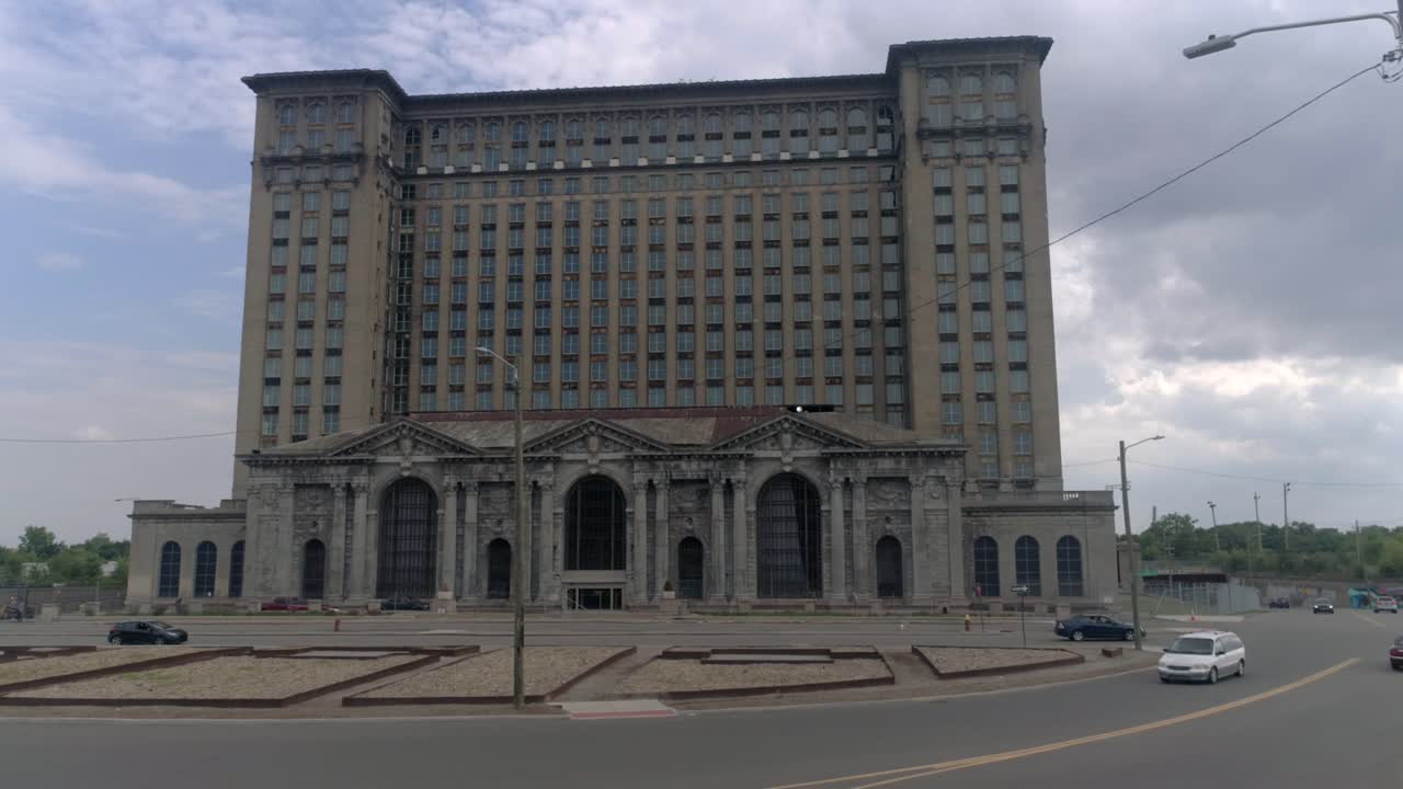 este video es una vista aerea de la antigua estacion de tren en detroit, michigan