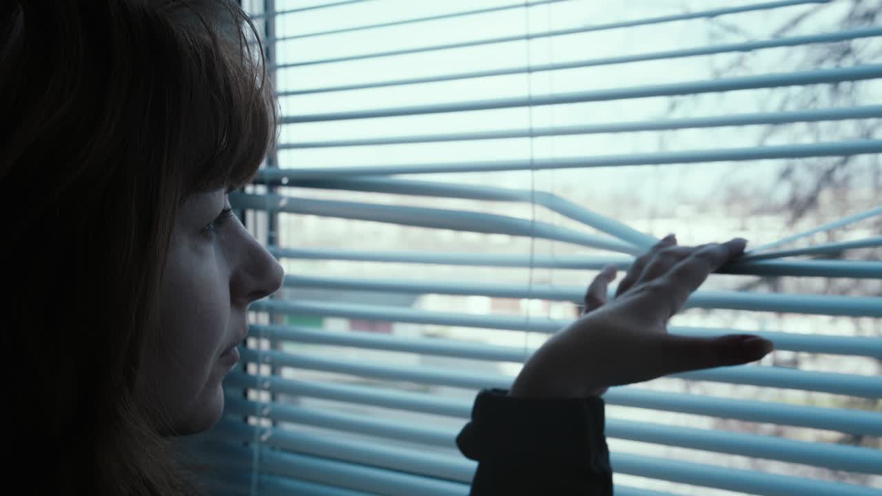 가까이에서 갈색 여성은 창밖을 바라보고, 조린과 함께, 주위를 둘러보고, 누군가를 기다리고, 영화적