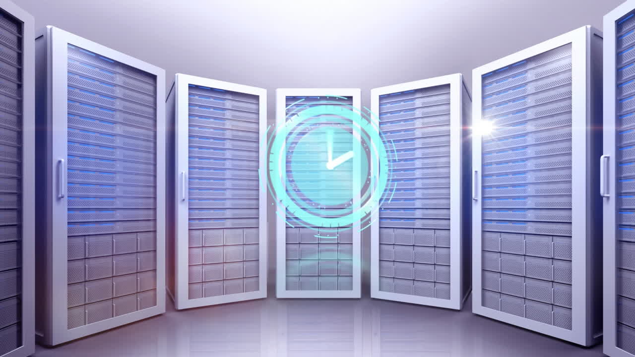 animación del reloj moviéndose rápidamente sobre los servidores de la computadora en la sala de tecnología