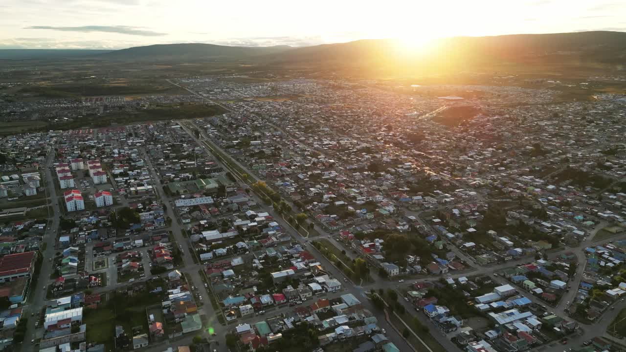 el sol sale en punta arena chile sobre la cordillera andina vista aérea superior de la ciudad, calles, casas, paisaje urbano en un clima cálido de verano