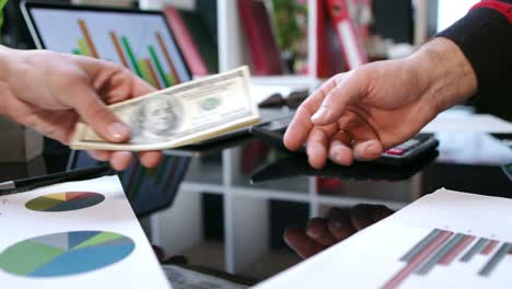 transferencia de dinero efectivo de mano a mano. apretón de manos de negocios después de un trato de dinero