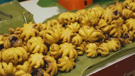 Calamares-Fritos-En-Un-Mercado-De-Alimentos-En-Bangkok,-Tailandia