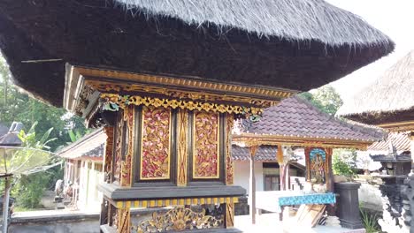 Balinesische-Ursprüngliche-Alte-Tempelarchitektur-Im-Hauskomplex,-Bali-Indonesien-Religiöses-Gebäude-Im-örtlichen-Dorf,-Sidemen-Karangasem