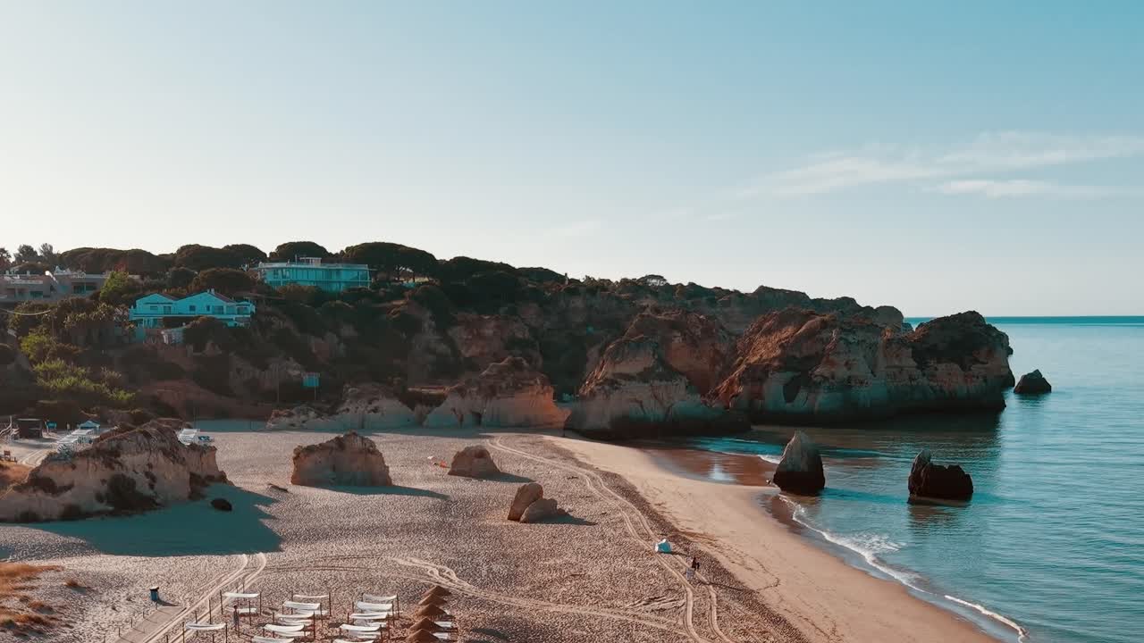 Vista costeira da praia do Algarve em Portugal durante o dia ensolarado