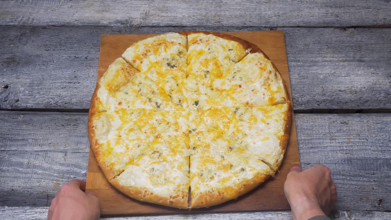 una deliciosa pizza de queso
