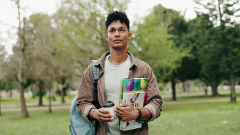 estudiante caminando por el campus con libros y café