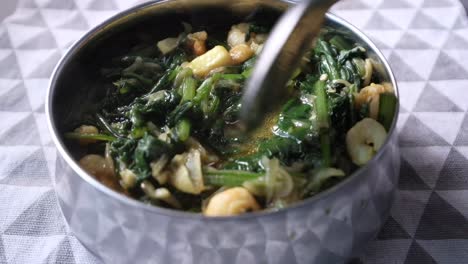 curry de espinacas de camarón