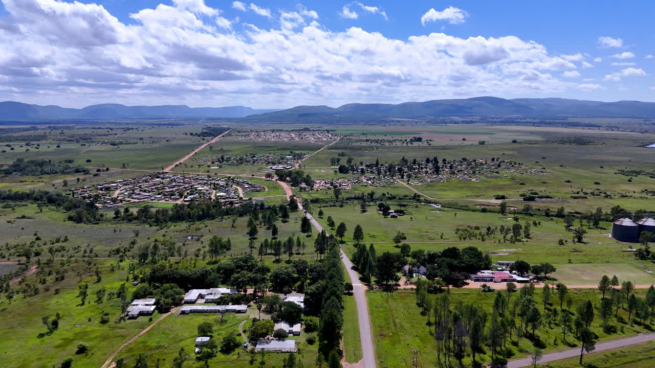 Pequena aldeia agrícola e comunidade no sopé das montanhas Waterberg em Limpopo. Vista aérea.
