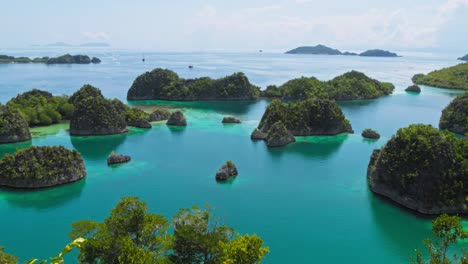 Breathtaking-panorama-of-Pianemo-archipelago-in-Raja-Ampat,-Indonesia,-with-the-camera-panning-left