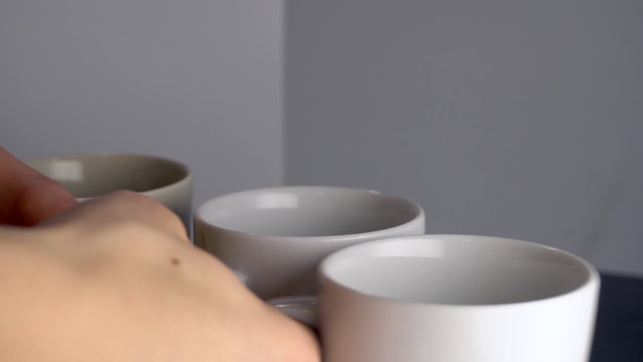 프레임에서 차가 담긴 컵 제거