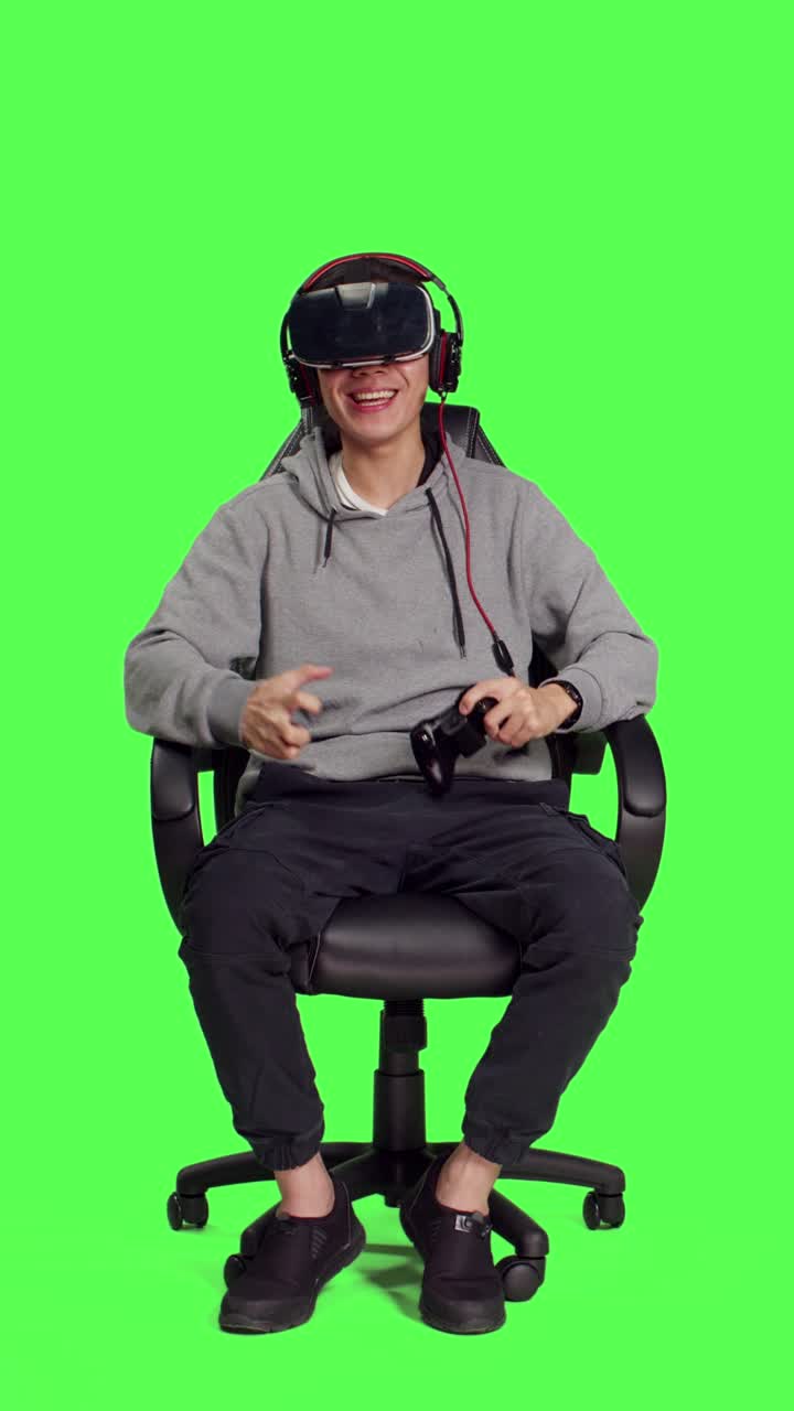 Visuale frontale di un giocatore che si diverte con un visore VR