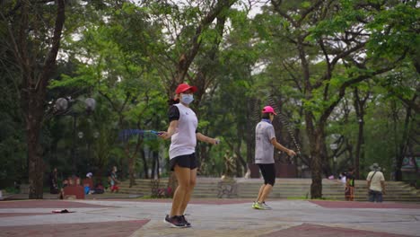 Imágenes-En-Cámara-Lenta-De-Los-Lugareños-En-El-Parque