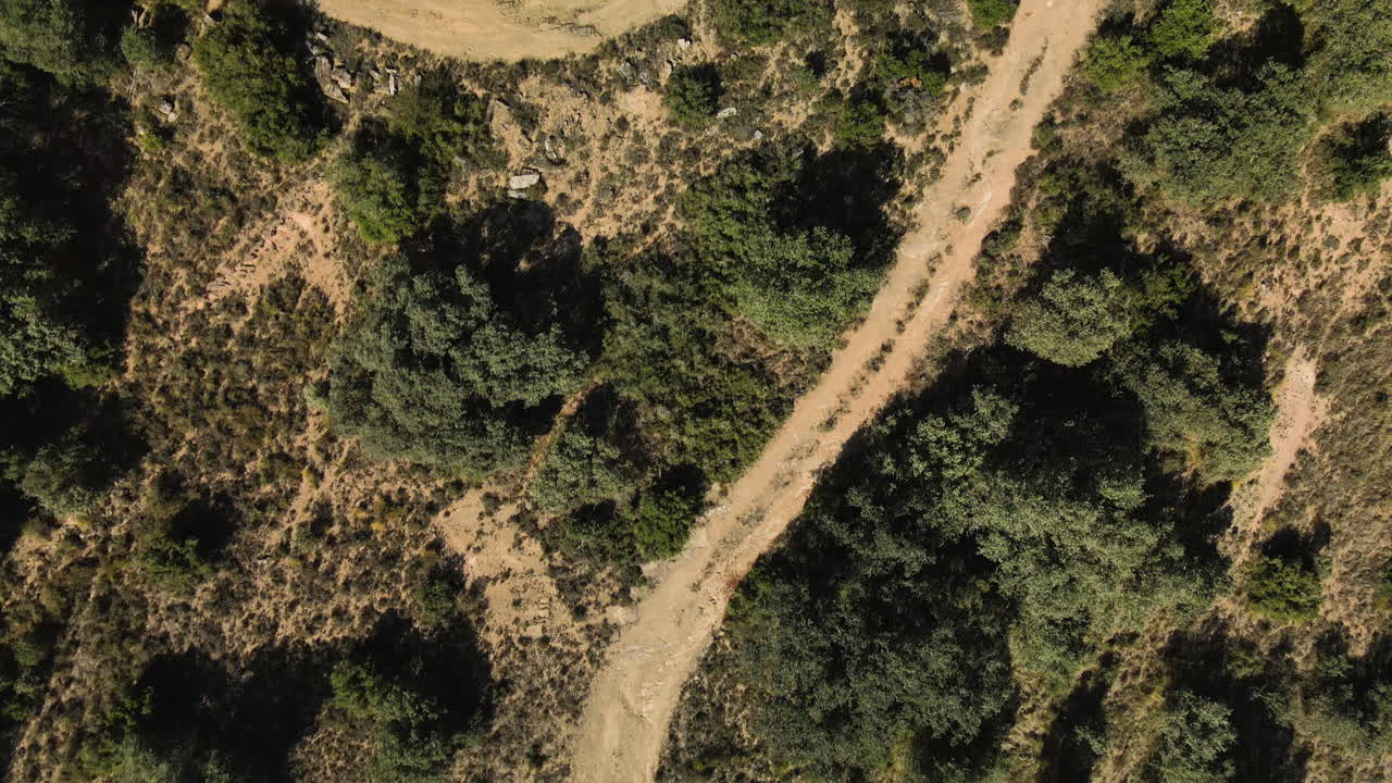 vista cenital aerea siguiendo la pista