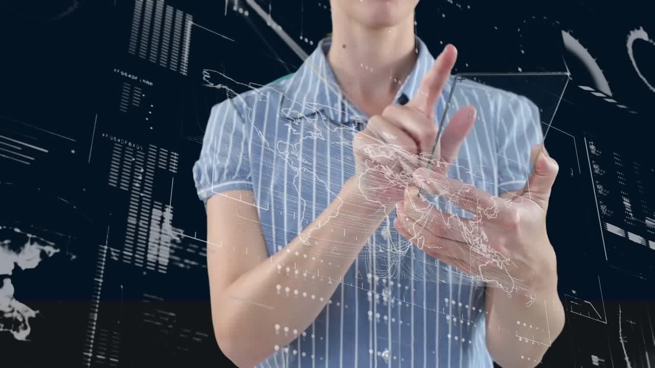 Animatie van gegevensverwerking boven een Kaukasische vrouw die een smartphone gebruikt.