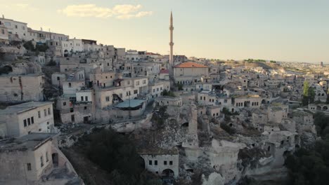 Kappadokien-stadt-Während-Sonnenuntergangsantennen