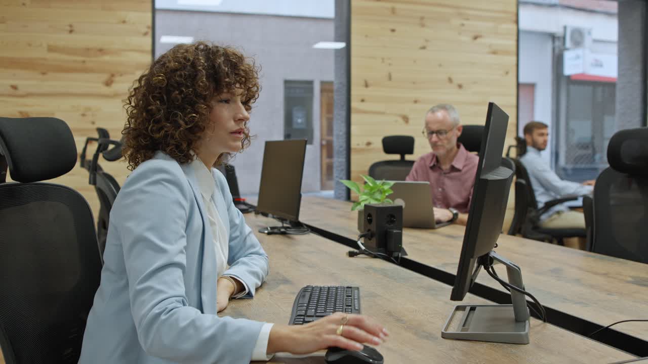 personas que trabajan en una oficina
