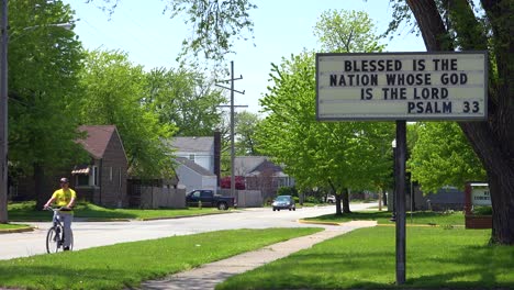 Un-Cartel-Que-Cita-Un-Pasaje-De-La-Biblia-En-Un-Soleado-Barrio-Americano