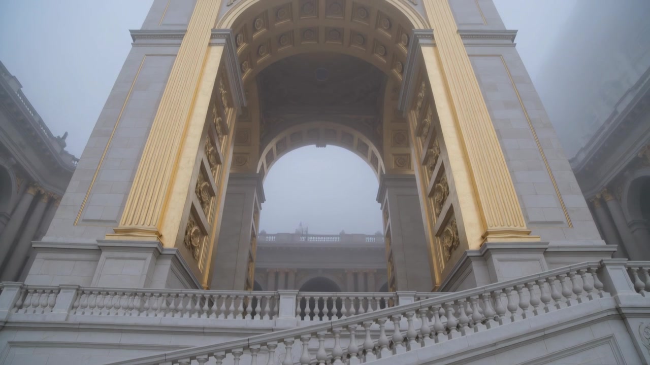 Telecamera in movimento stabile che rivela un arco ornato all'ingresso, esponendo pilastri dorati e una balaustra.