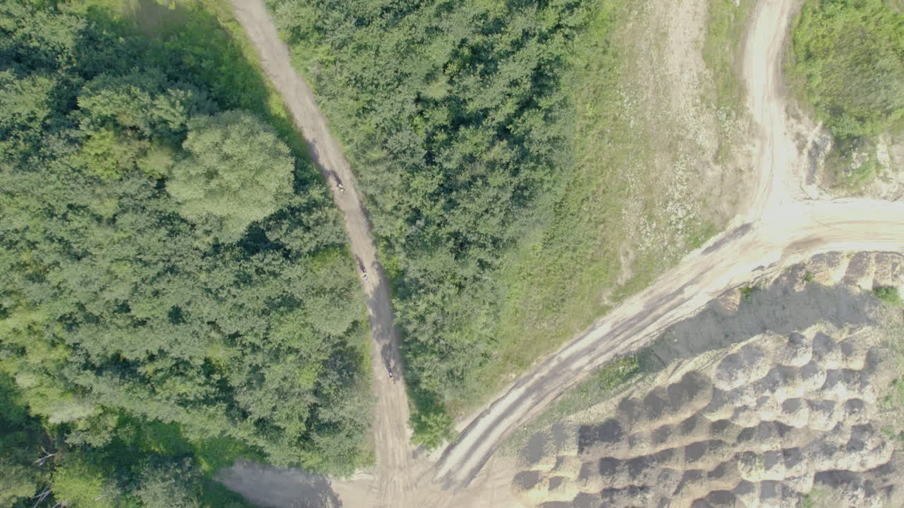 скоростные мотоциклы на мотокроссовой трассе с пышной зеленью