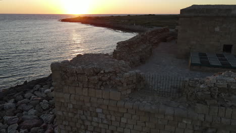 Drohnenflug-In-Der-Nähe-Der-Burg-Von-Paphos-Mit-Atemberaubendem-Blick-Auf-Den-Sonnenuntergang-Auf-Zypern