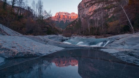 pequeño reflejo del lago en el parque nacional de ordesa montaña mondarruego atrapando los últimos rayos del sol durante la puesta de sol timelapse en la temporada de otoño otoño