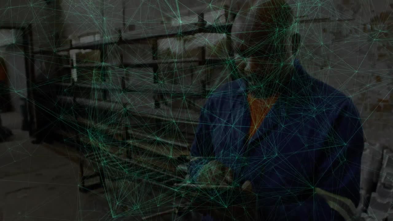 animación de la red de conexiones a través de un mecánico afroamericano usando una tableta