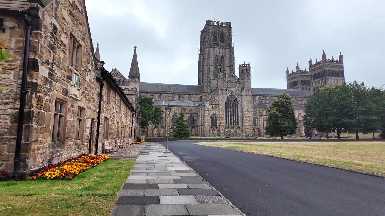 Vista Exterior da Catedral de Durham a partir de Palace Green no Nordeste da Inglaterra