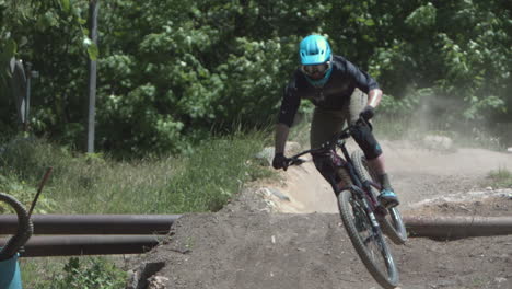 Mountainbike-Rennen---Extremsport-Mountainbiking-Trick-In-Zeitlupe